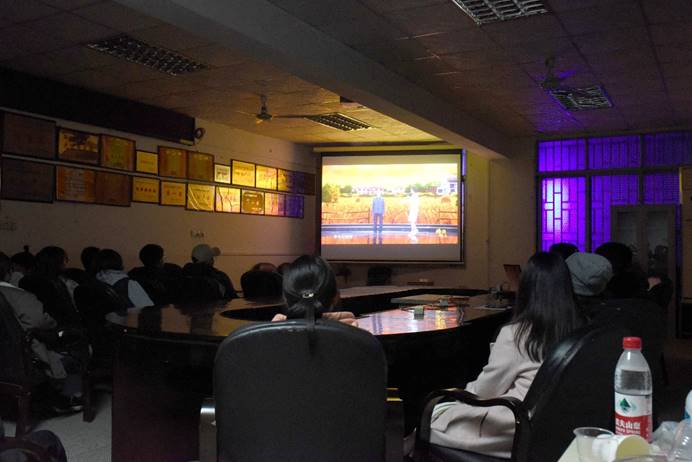 图片包含 天花板, 室内, 墙壁, 人员描述已自动生成