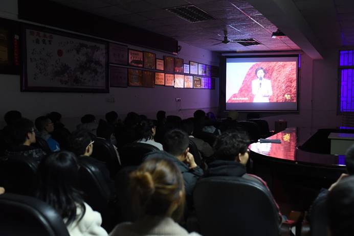 图片包含 人员, 室内, 墙壁, 天花板描述已自动生成